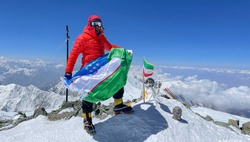 Флаг Узбекистана установили на вершине пика Ленина — на высоте 7134 метра