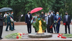 Возложение цветов на мемориале «Братские могилы»