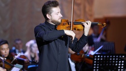 Концерт известных музыкантов Сергея Ролдугина и Павла Милюкова в Ташкенте