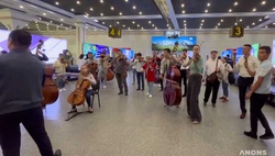 80 музыкантов и 35 вокалистов: в Международном аэропорту Ташкента прошёл оперный флешмоб