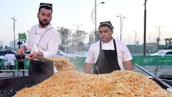 Повара из Узбекистана приготовили тонну плова на выставке Expo 2020 в Дубае