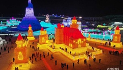 В Китае проходит крупнейший в мире фестиваль льда и снега – фото