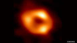 Астрономы впервые показали фото чёрной дыры в центре Млечного Пути