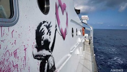 Бэнкси купил корабль для спасения беженцев в Средиземном море