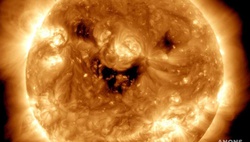 NASA поделилось фотографией «улыбающегося» Солнца