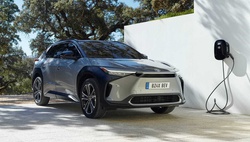Toyota представила первый серийный электромобиль BZ4X с солнечными батареями на крыше