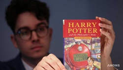В Лондоне на аукцион выставили редкое издание «Гарри Поттера» с опечатками и автографом Джоан Роулинг