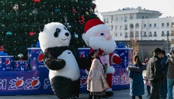 Парад Дедов Морозов в парке Tashkent City
