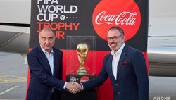 Официальный Кубок чемпионата мира по футболу прибыл в Ташкент – фото