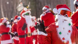 В США более 200 лыжников нарядились в Санта-Клаусов и устроили благотворительный заезд – фото