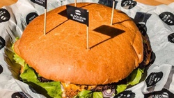 Поедание мегабургеров в Black Star Burger