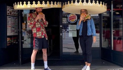 Burger King стал раздавать специальные короны для соблюдения дистанции посетителями