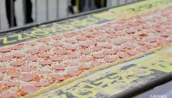 Рекорд Азии: в Ташкенте приготовили 122-метровую пиццу