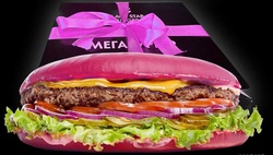 Black Star Burger проводит акцию «Розовый мегабургер в подарочной коробке + открытка»