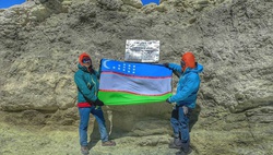 Флаг Узбекистана был поднят над самым высоким вулканом Азии