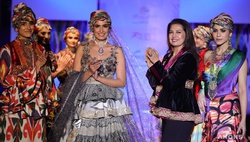 Узбекские наряды на показе мод в Индии
