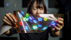 LG показала первый в мире дисплей, который можно растягивать, сгибать и скручивать