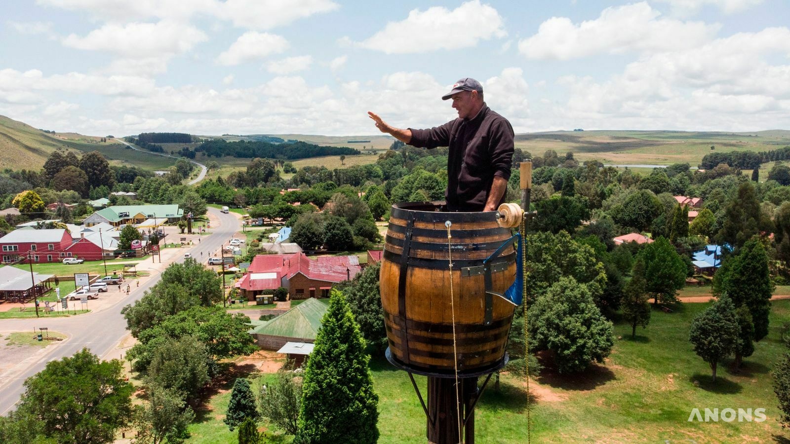 Житель ЮАР больше двух месяцев сидит в винной бочке на высоком столбе