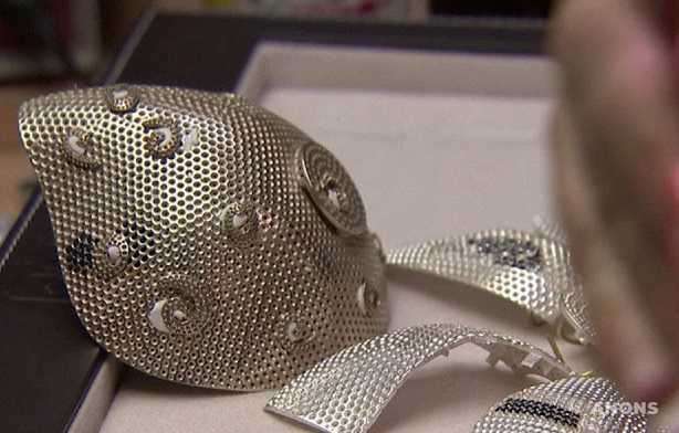 Из золота и бриллиантов создают самую дорогую маску от коронавируса
