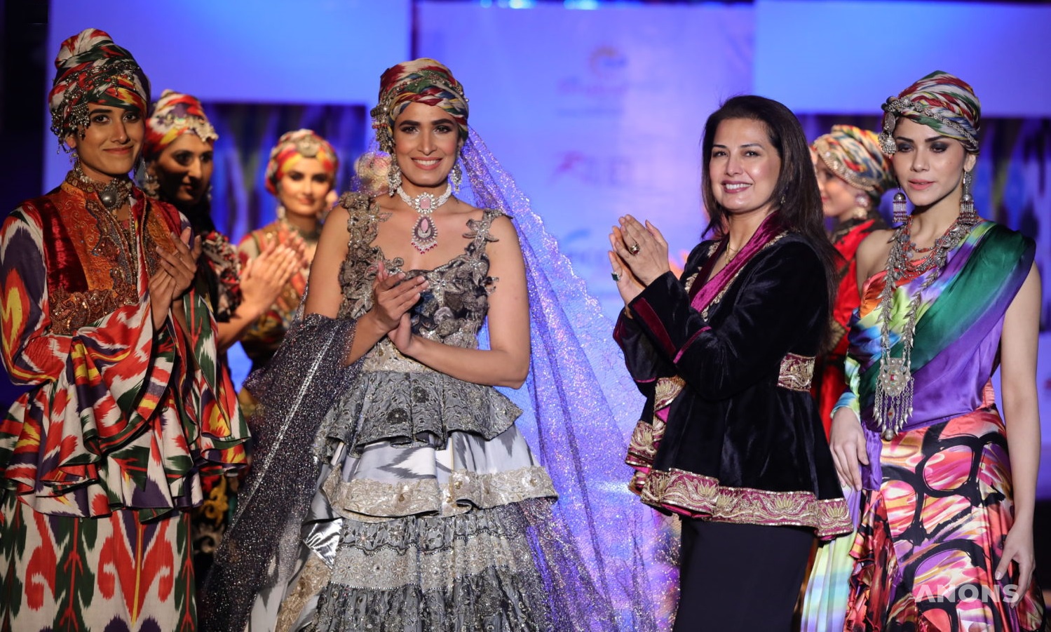 Узбекские наряды на показе мод в Индии