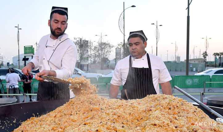 Повара из Узбекистана приготовили тонну плова на выставке Expo 2020 в Дубае