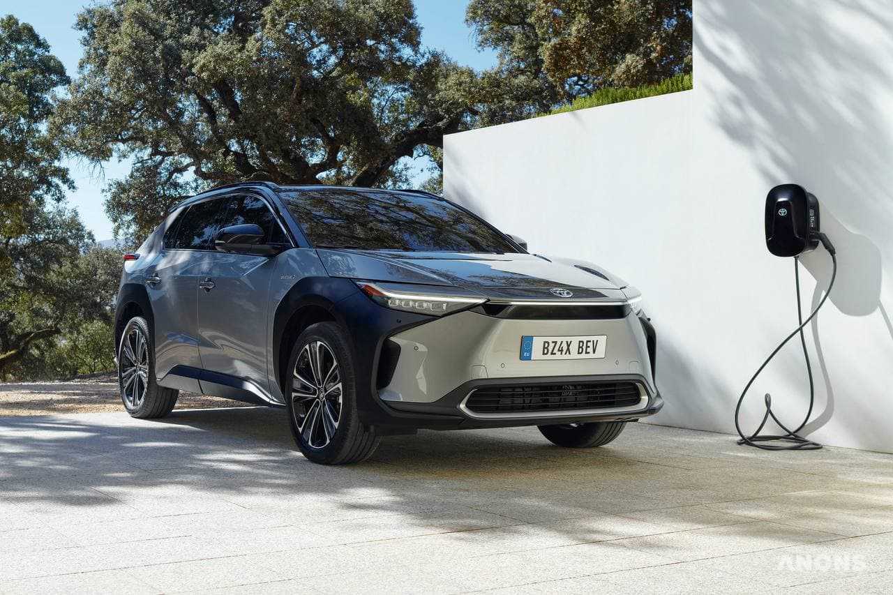 Toyota представила первый серийный электромобиль BZ4X с солнечными батареями на крыше