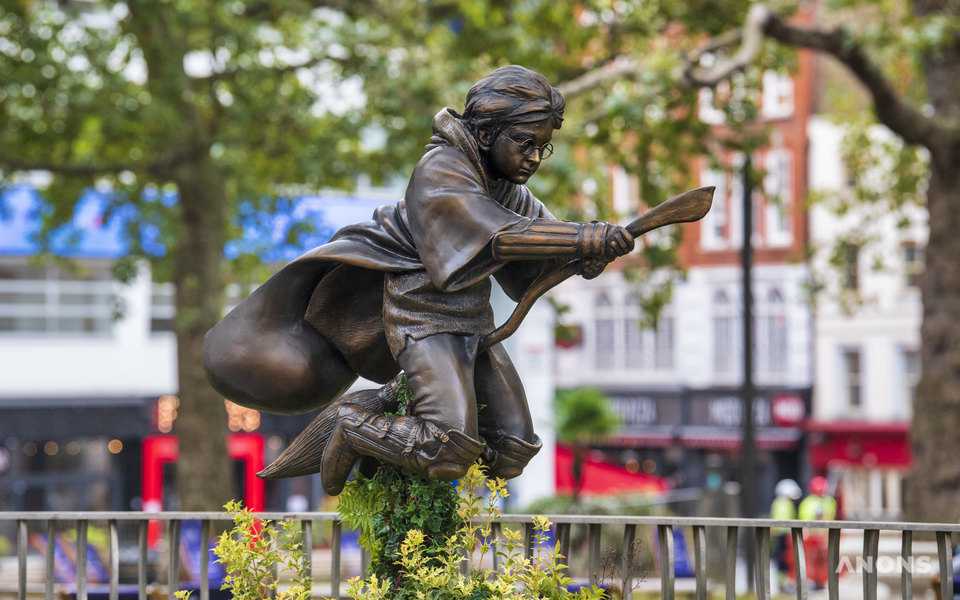 В Лондоне установили памятник Гарри Поттеру