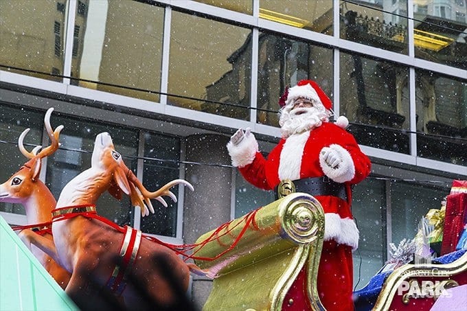 Парад 1000 Дедов Морозов и Снегурочек