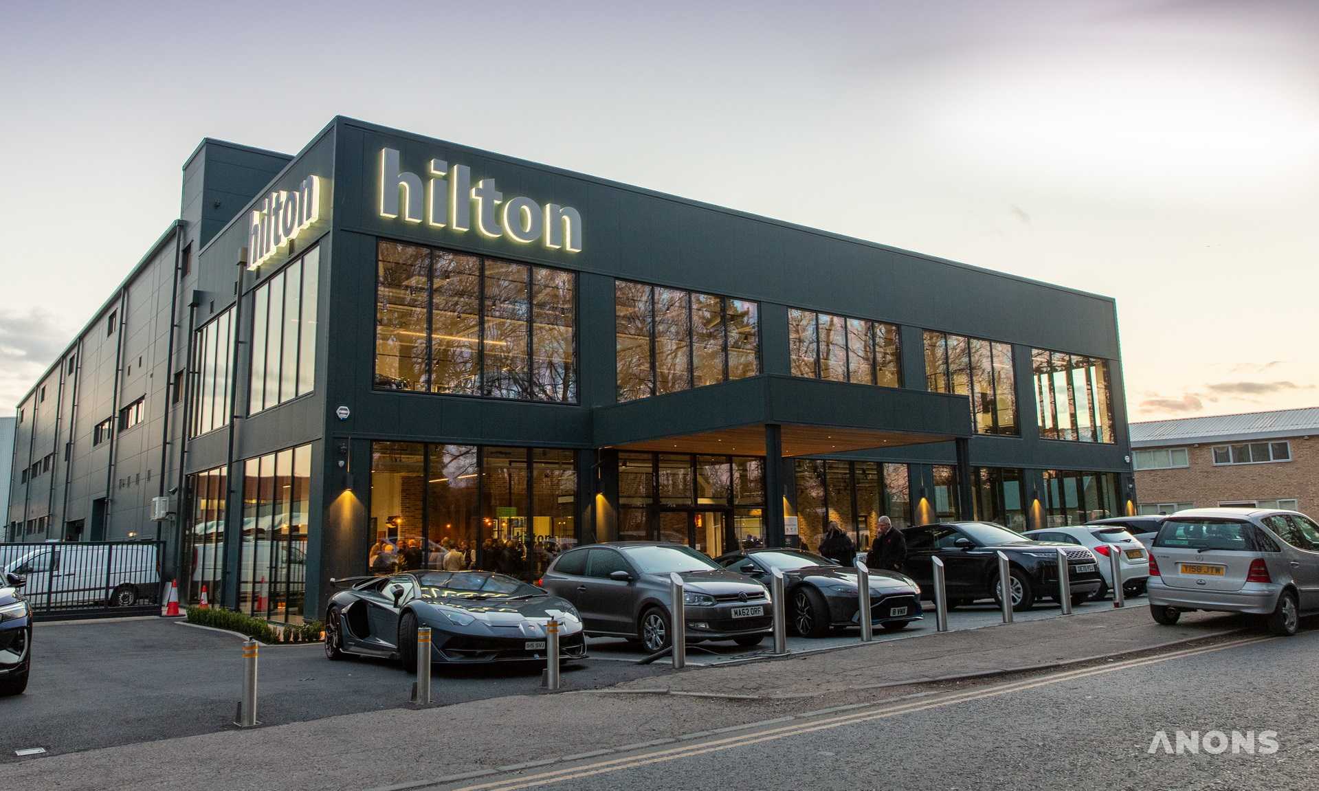 В Великобритании открылся пятизвёздочный отель сети Hilton для автомобилей – фото