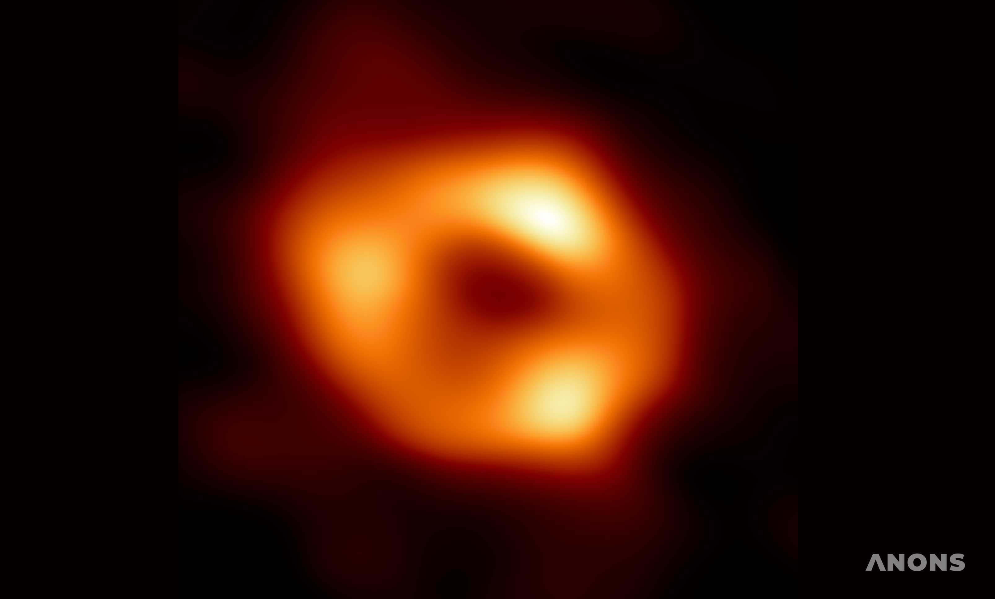 Астрономы впервые показали фото чёрной дыры в центре Млечного Пути