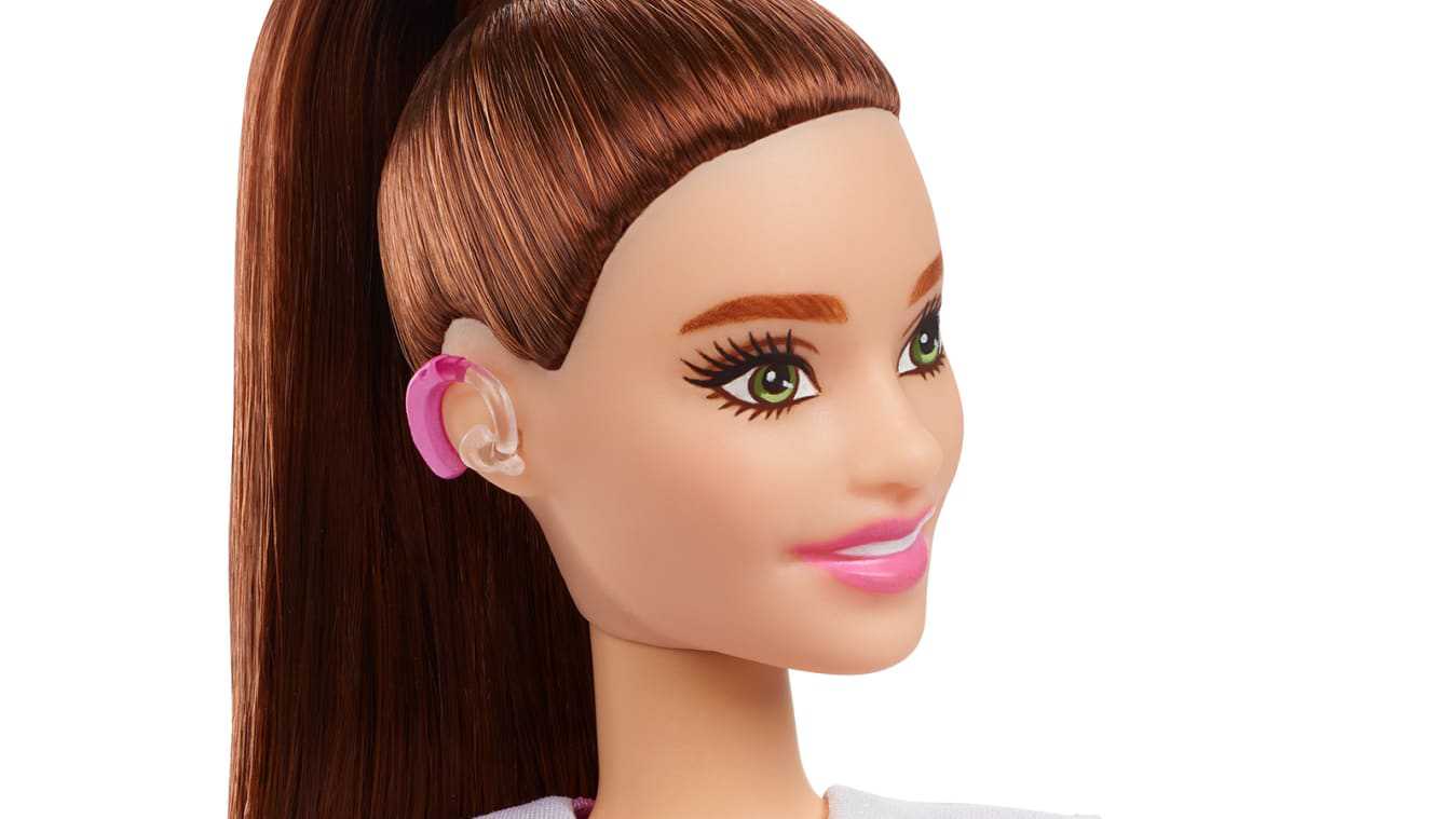 Коллекция Barbie пополнится куклами со слуховым аппаратом