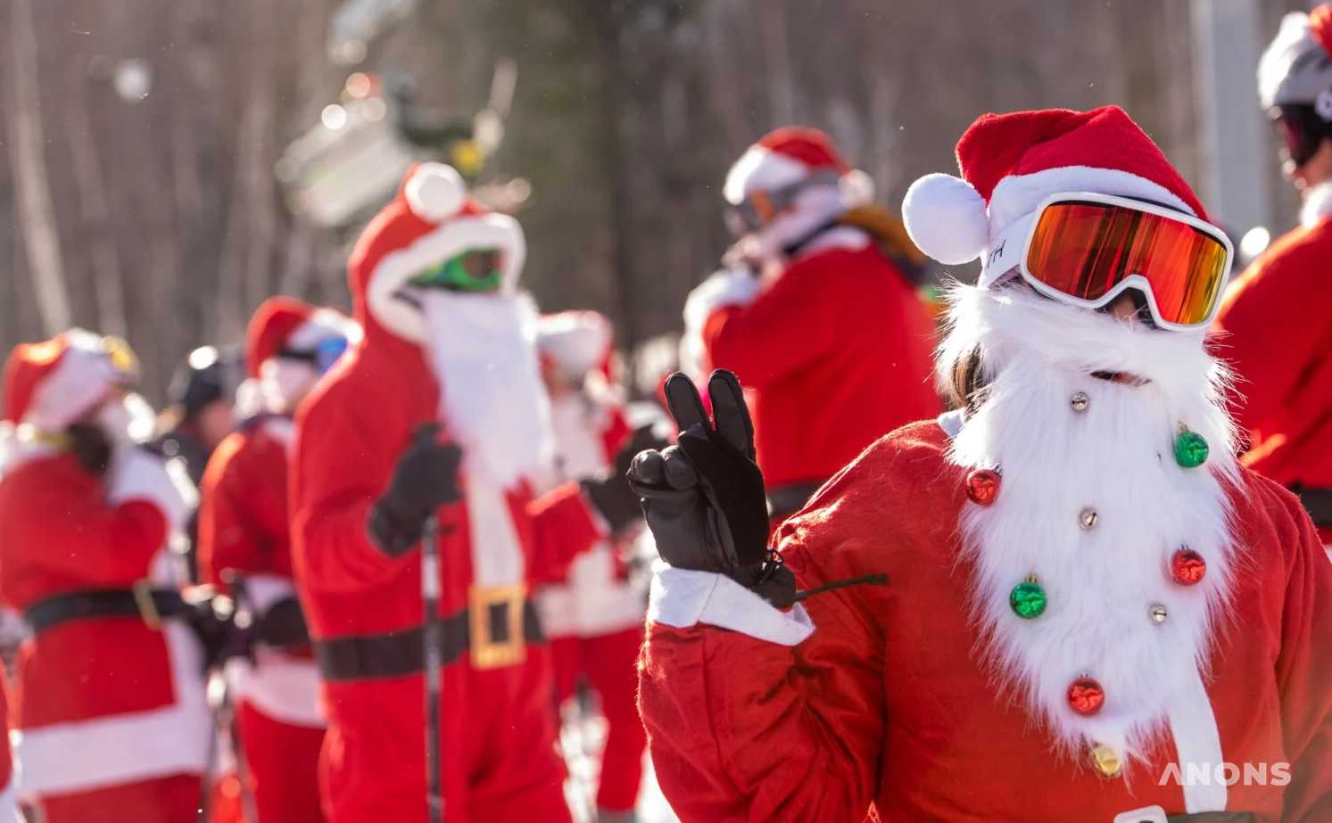 В США более 200 лыжников нарядились в Санта-Клаусов и устроили благотворительный заезд – фото