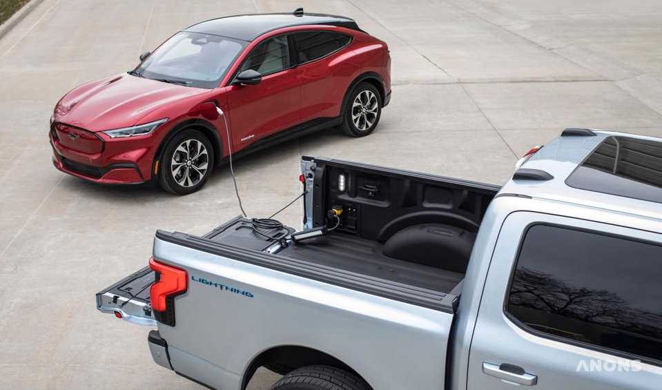 Компания Ford представила технологию зарядки электромобилей друг от друга