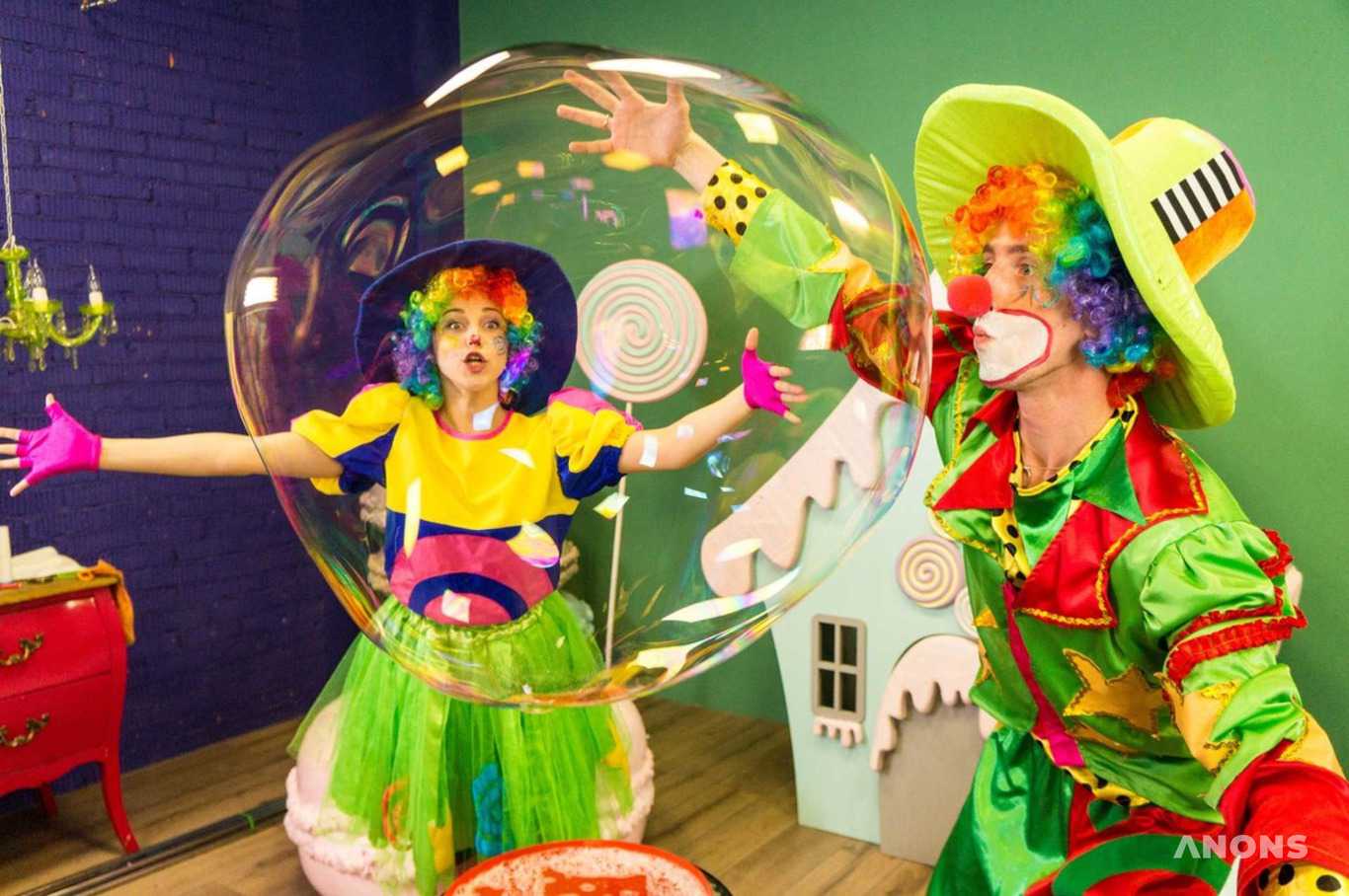 Шоу гигантских мыльных пузырей и клоуны в СРЦ Parus