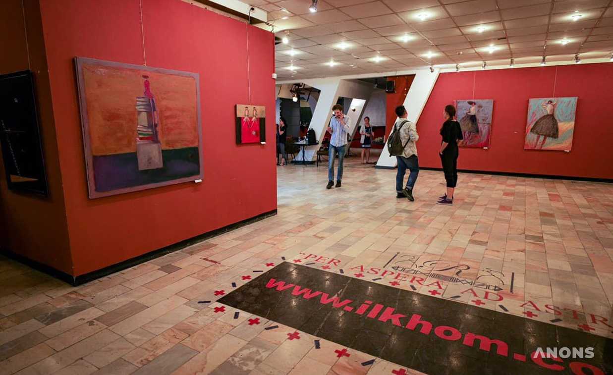 В театре «Ильхом» откроется выставка молодых художниц «Начало»
