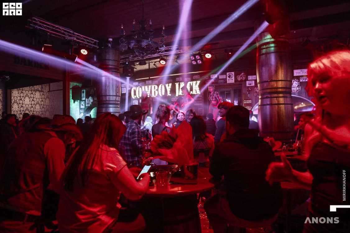 Вечеринка «Третий лишний» в Cowboy Jack Bar