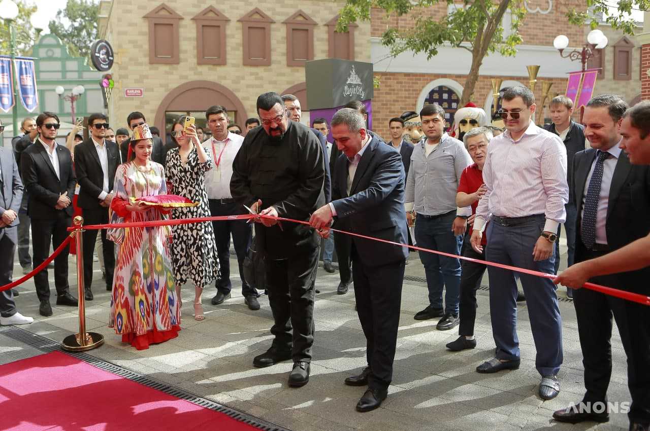 Звезда Голливуда Стивен Сигал принял участие в торжественном открытии кинотеатра в Ташкенте – фото