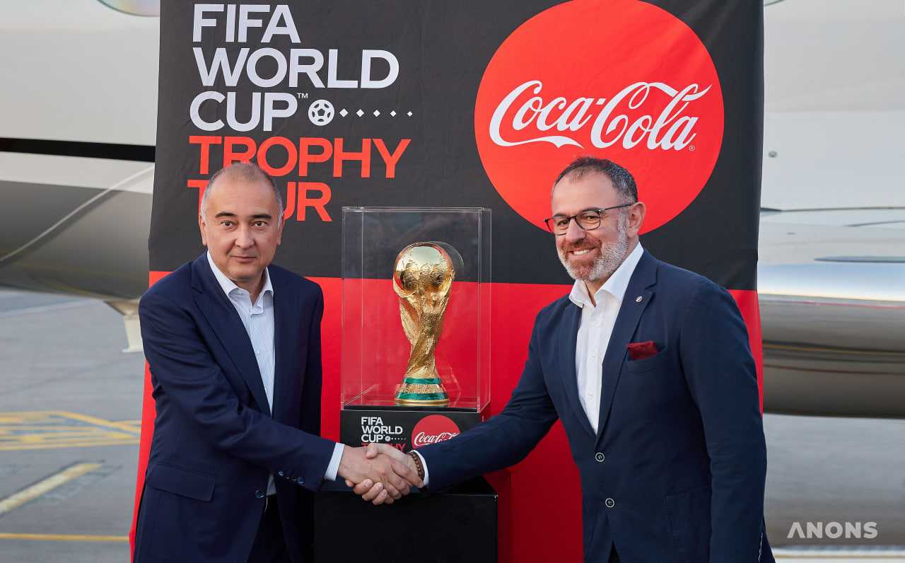 Официальный Кубок чемпионата мира по футболу прибыл в Ташкент – фото