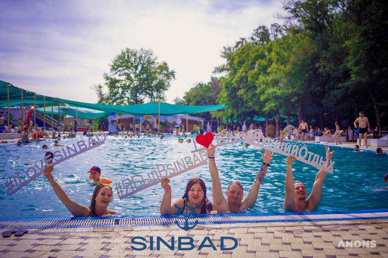 Праздничное настроение в бассейне Sinbad
