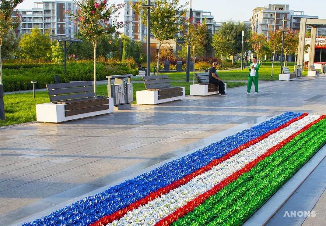 В парке Tashkent City создали композицию из живых растений в виде флага Узбекистана