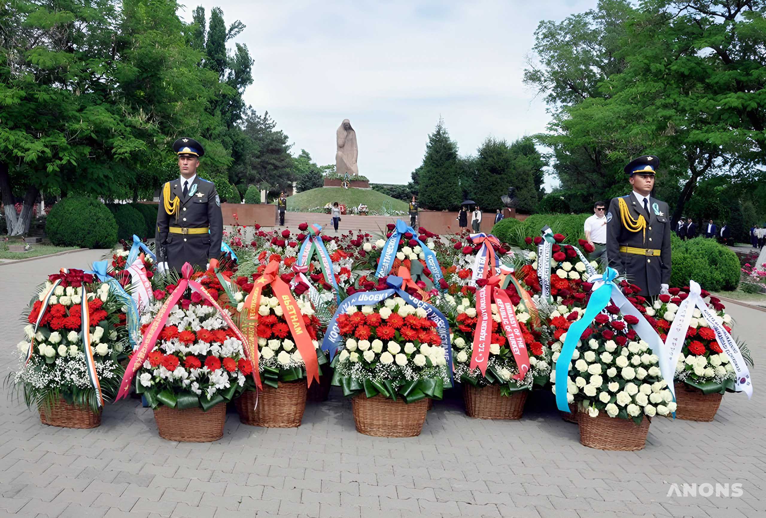 Возложение цветов на мемориале «Братские могилы»