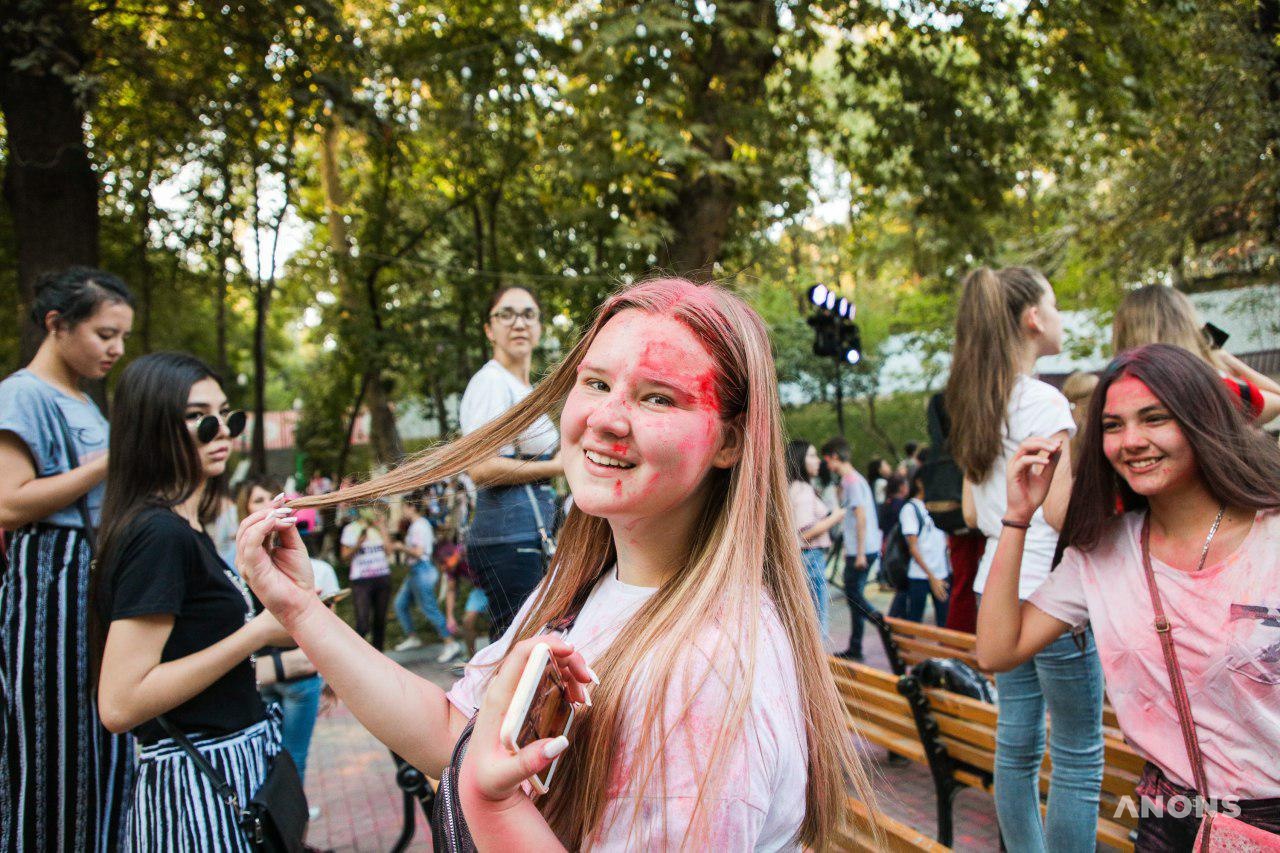 Яркая вечеринка в стиле холи прошла в Ташкенте — фоторепортаж