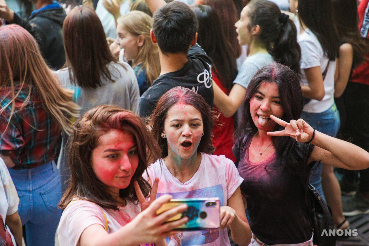 Яркая вечеринка в стиле холи прошла в Ташкенте — фоторепортаж