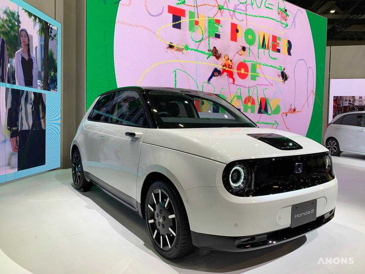 В Токио представили автомобили будущего — фото