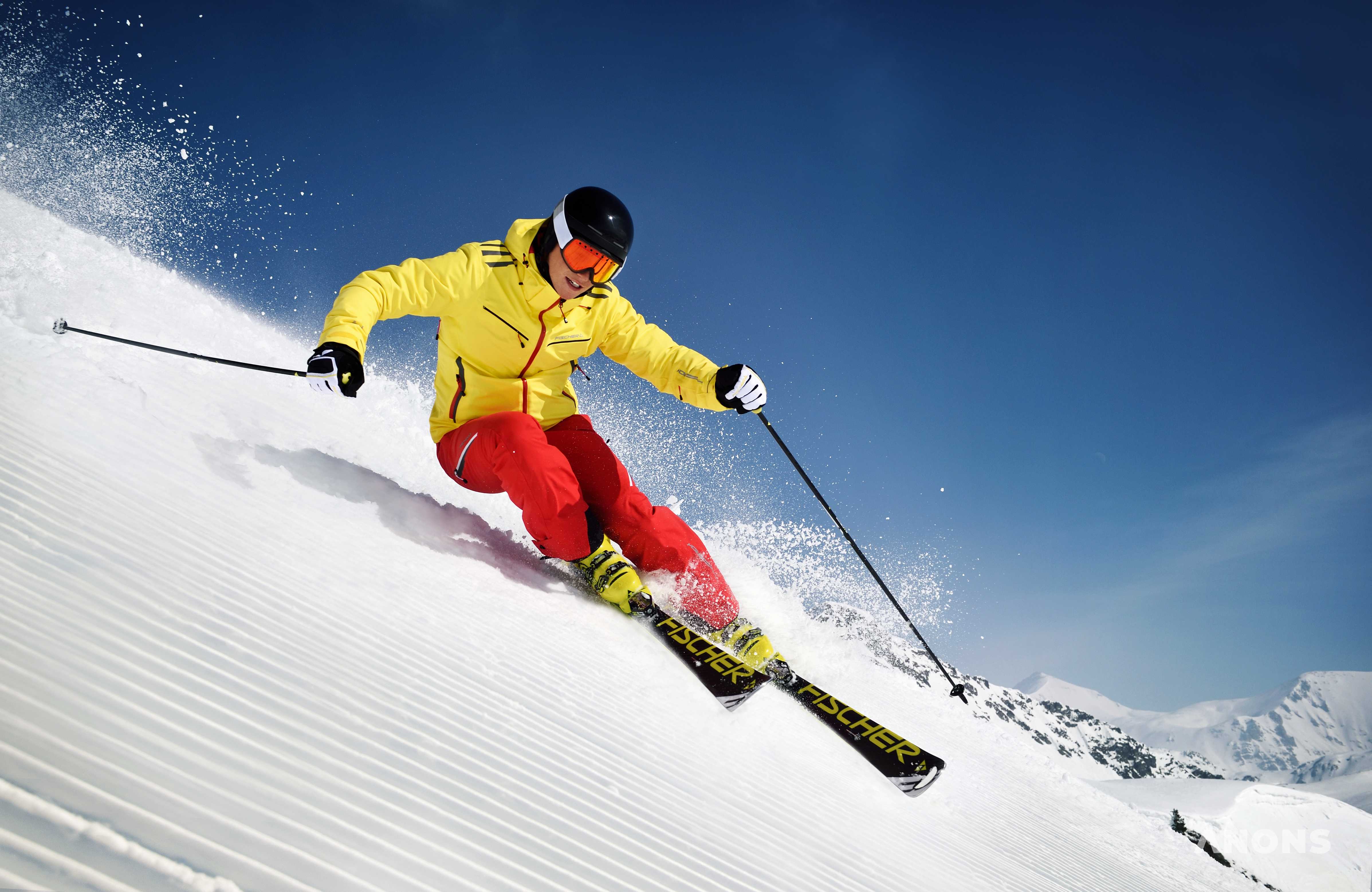 Рекламный ролик мегафон. Девочка открыла рот и высунула язык. Рекламный ролик мегафон. Горнолыжник спортсмен. Реклама ты тряси тряси смартфон.