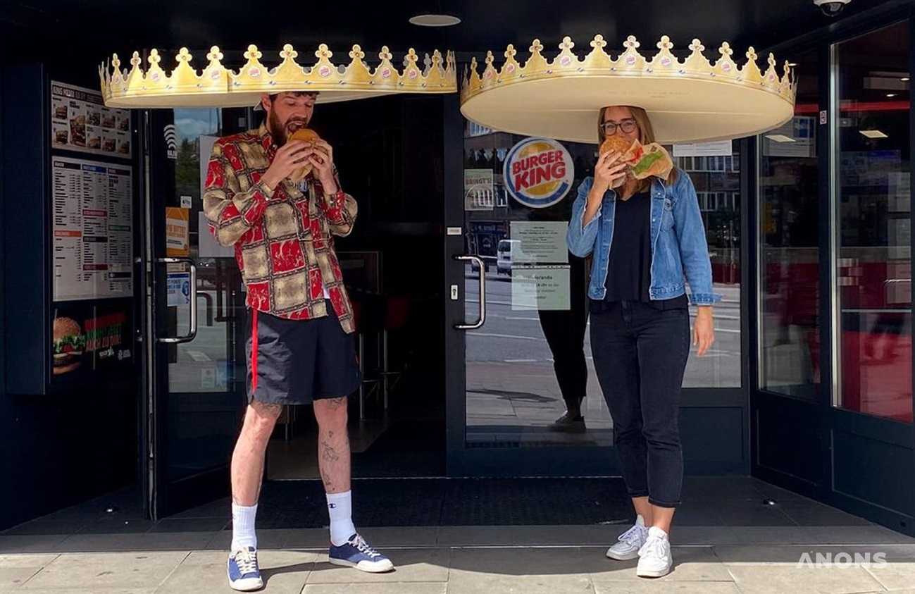 Burger King стал раздавать специальные короны для соблюдения дистанции посетителями