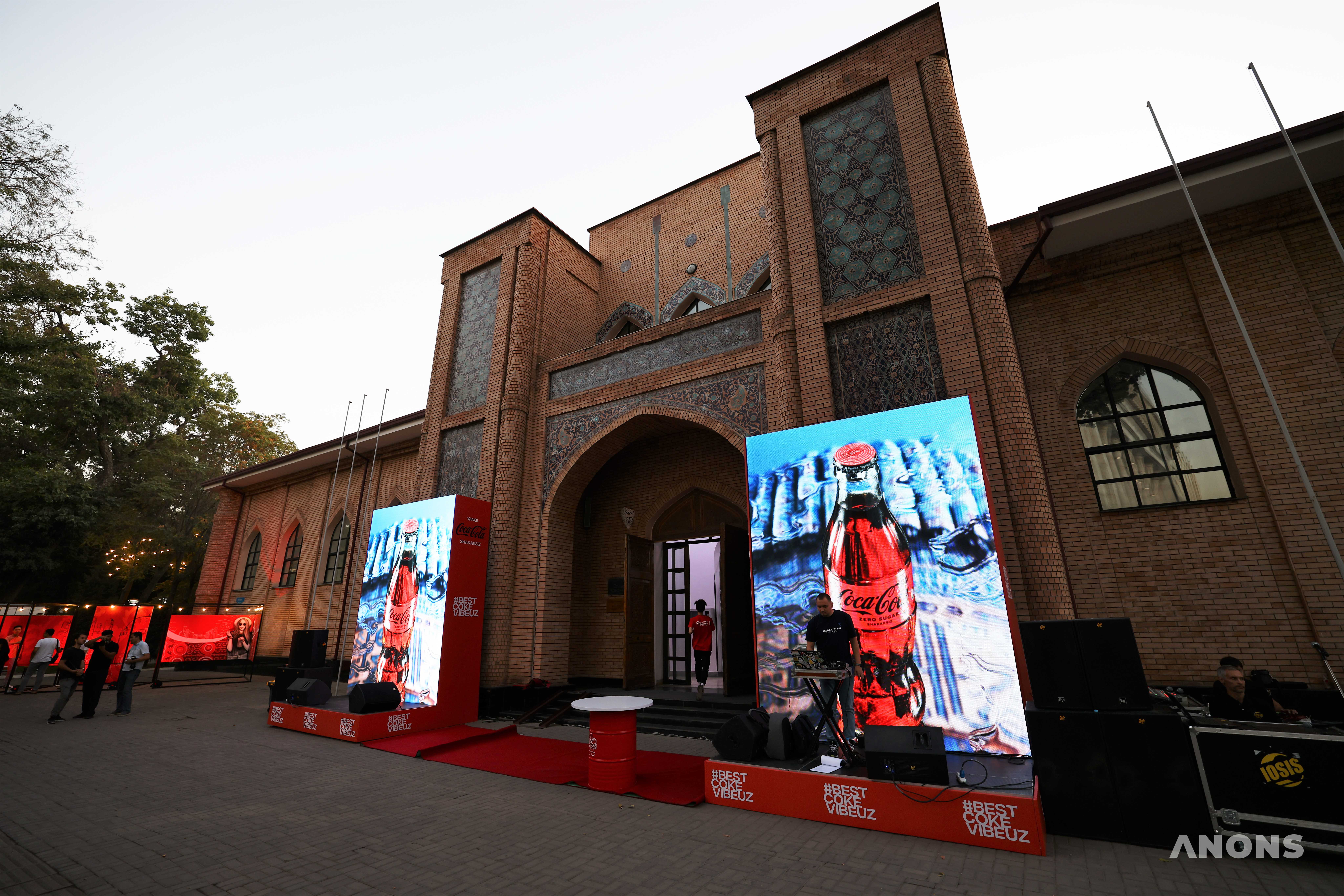 Coca-Cola провела выставку и арт-перформанс Best City Vibe with Best Coke Ever