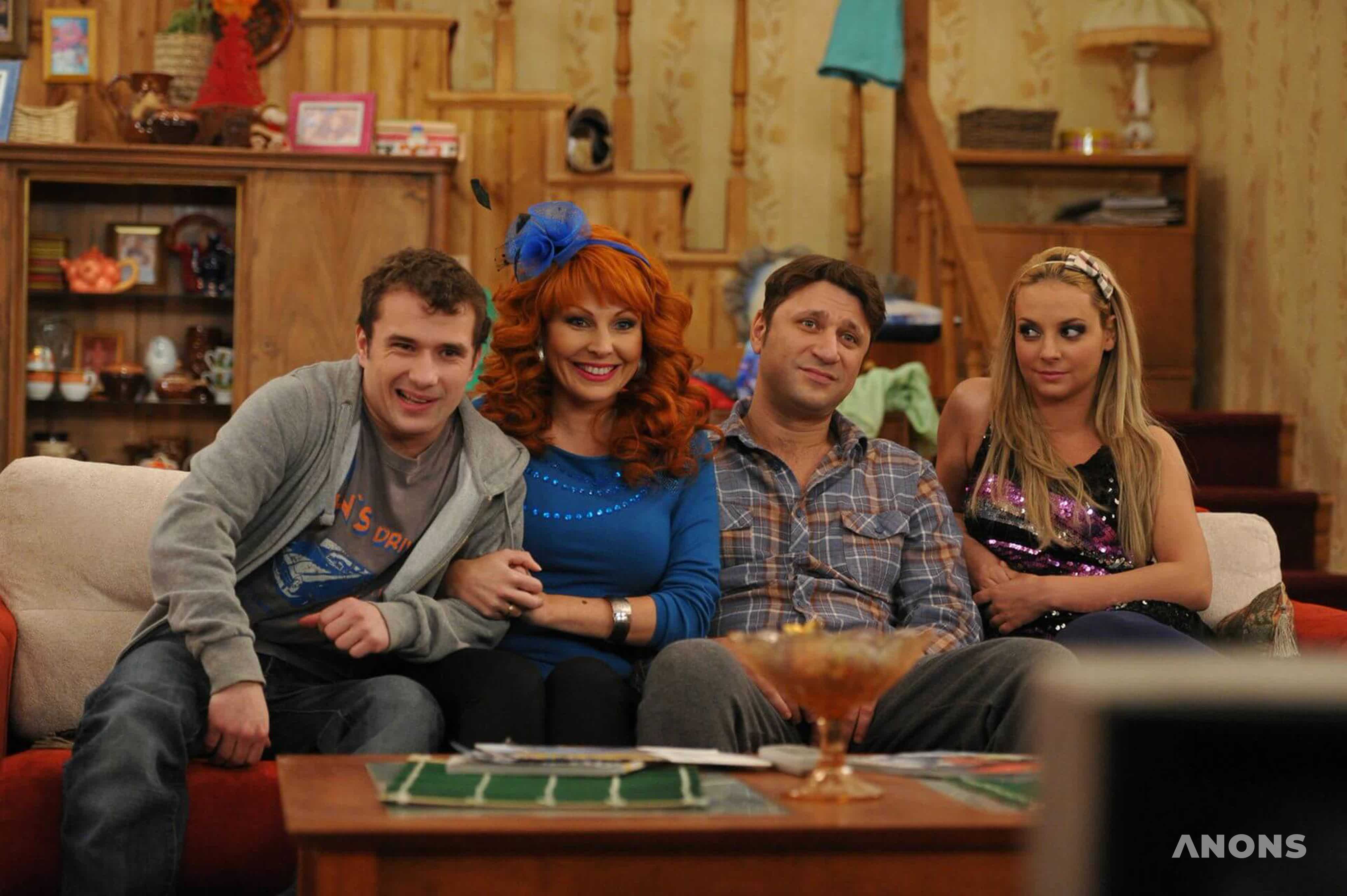 Друг букина. Друг букина. Друг букина. Семья букины счастливы вместе. Друг букина.