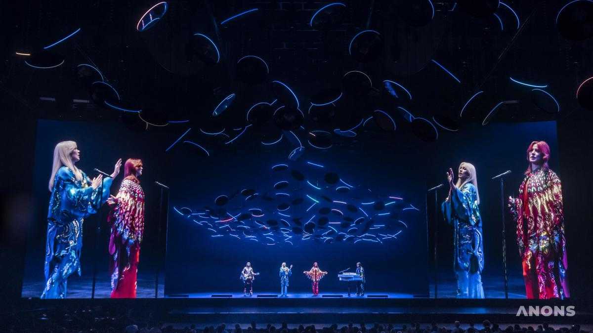 ABBA после 40-летнего перерыва вернулась на сцену в виде своих «цифровых копий»