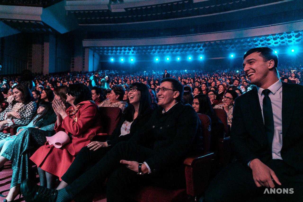 Лучший подарок на 8 марта: в Ташкенте выступил певец Emin - фото